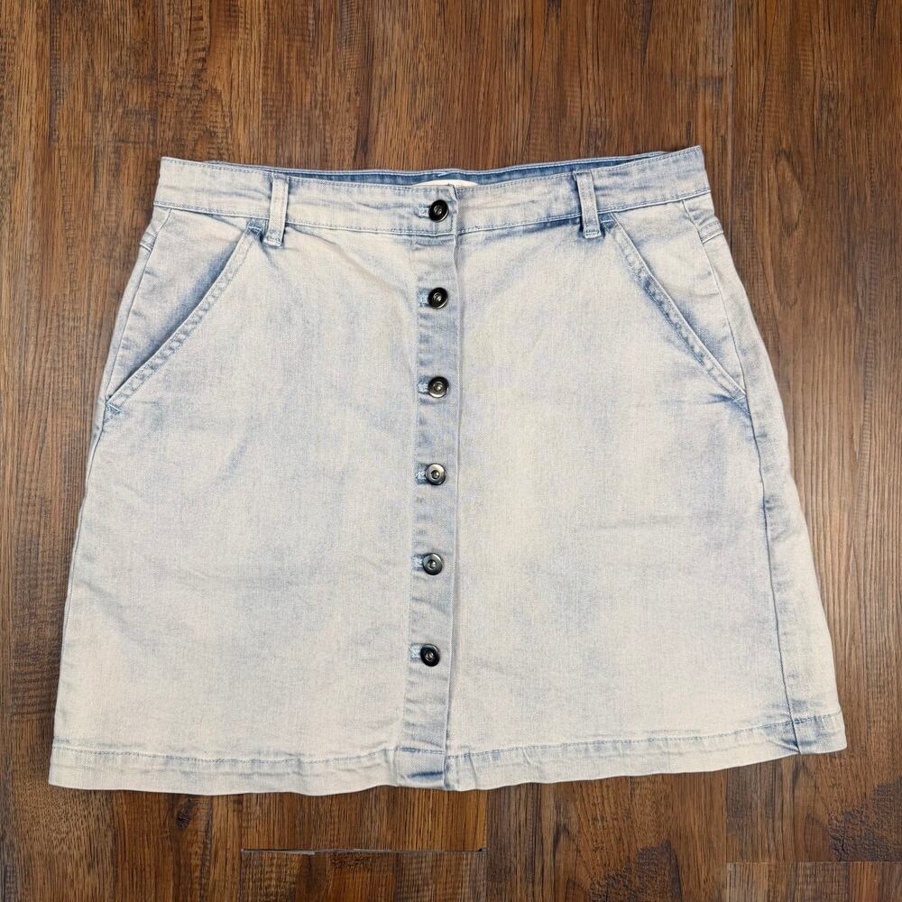 Chelsea and Violet Button-Front Denim Mini Skirt Denim size 29 light blue wash